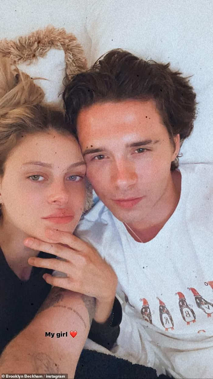 Con trai Beckham tình tứ bên bạn gái mỹ nữ trong lúc tự cách ly - 1