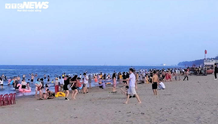 Nguy cơ 'vỡ trận' phòng dịch COVID-19 ở biển Sầm Sơn và Cửa Lò - 3