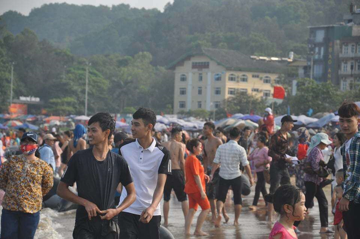 Nguy cơ 'vỡ trận' phòng dịch COVID-19 ở biển Sầm Sơn và Cửa Lò - 2