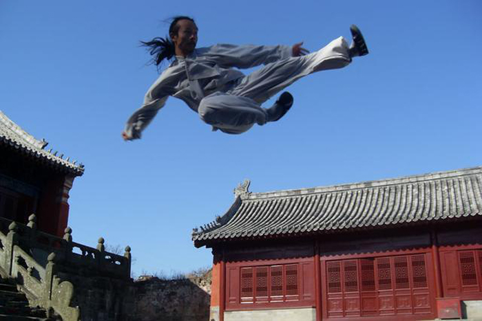 Đạo sĩ Võ Đang 'gặp họa' sau màn khinh công chạy trên mặt nước - 1