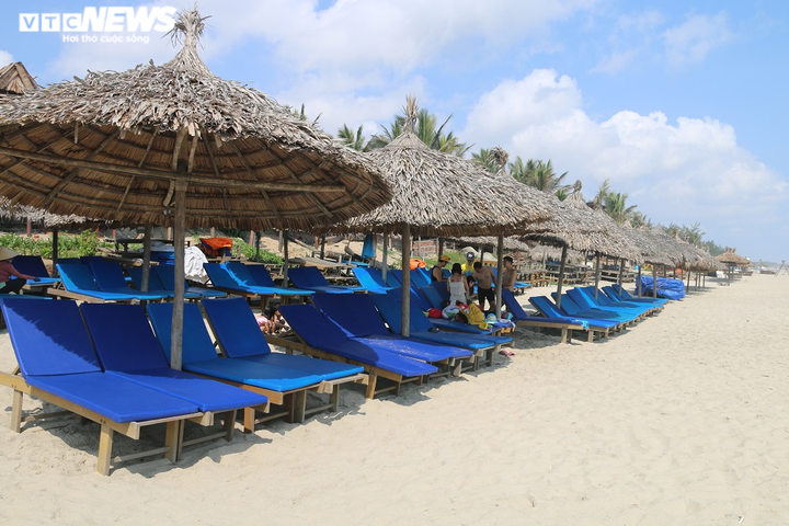 Ảnh: Biển An Bàng lác đác người tắm, chủ nhà hàng mỏi mắt chờ du khách - 3