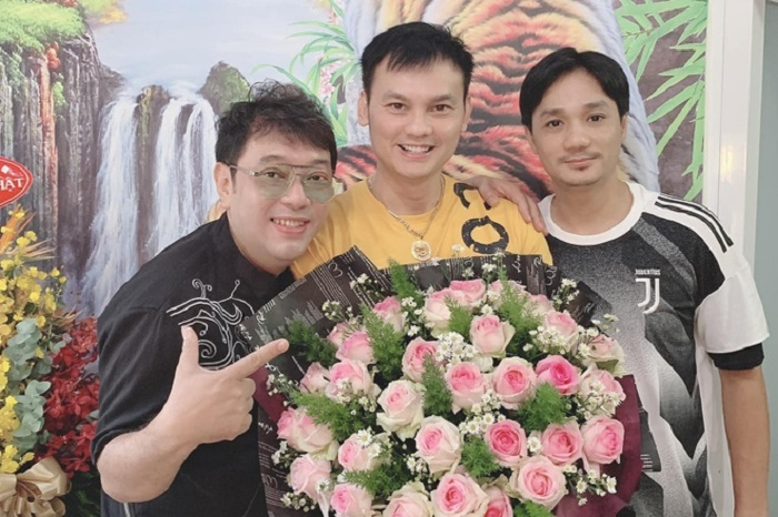 Kim Tiểu Long đăng ảnh vợ con mừng sinh nhật tuổi 45 - 2