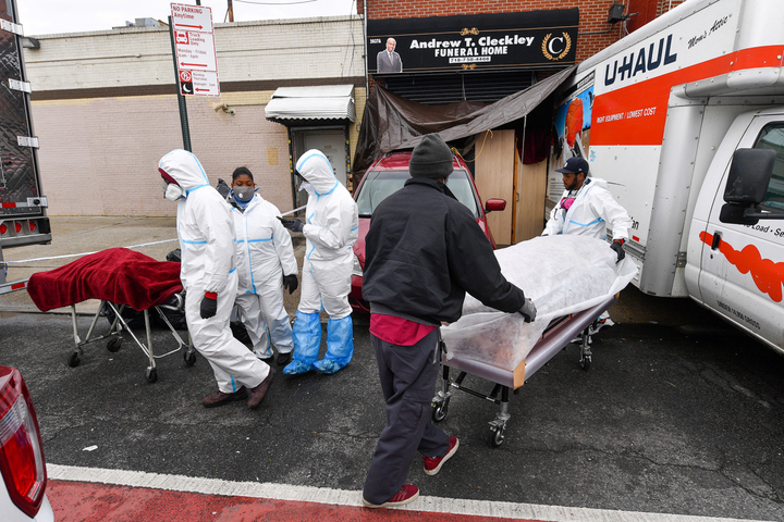 Hàng chục thi thể chất chồng trong xe tải: Nhà tang lễ New York bị rút giấy phép - 1