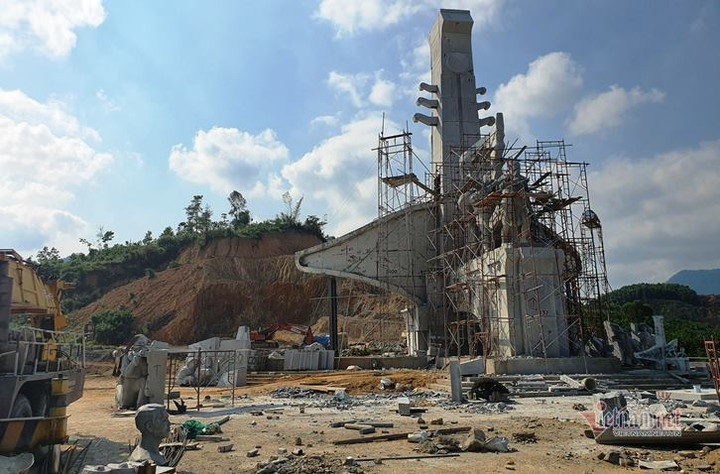 Huyện nghèo ở Quảng Nam san cả ngọn đồi, xây tượng đài 14 tỷ đồng - 1