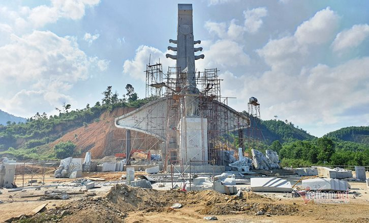 Huyện nghèo ở Quảng Nam san cả ngọn đồi, xây tượng đài 14 tỷ đồng - 2