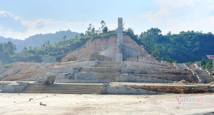 Huyện nghèo ở Quảng Nam san cả ngọn đồi, xây tượng đài 14 tỷ đồng - 8