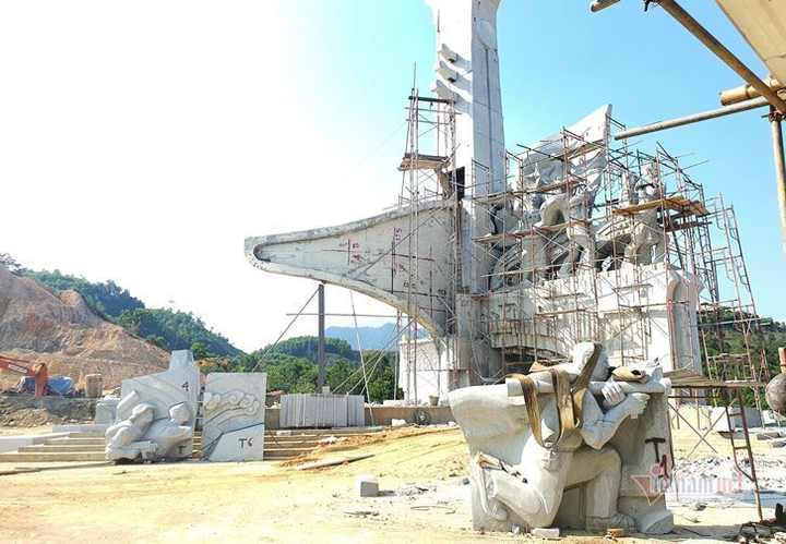 Huyện nghèo ở Quảng Nam san cả ngọn đồi, xây tượng đài 14 tỷ đồng - 3