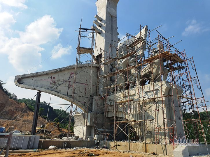 Huyện nghèo ở Quảng Nam san cả ngọn đồi, xây tượng đài 14 tỷ đồng - 4