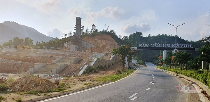 Huyện nghèo ở Quảng Nam san cả ngọn đồi, xây tượng đài 14 tỷ đồng - 5