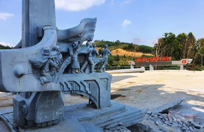 Huyện nghèo ở Quảng Nam san cả ngọn đồi, xây tượng đài 14 tỷ đồng - 6