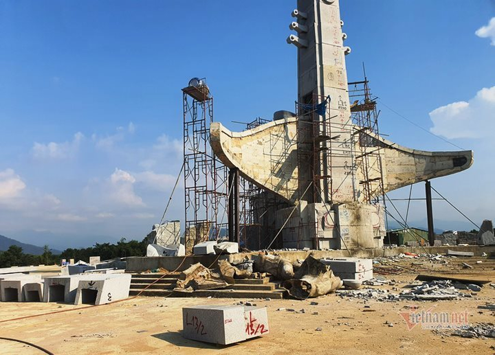 Huyện nghèo ở Quảng Nam san cả ngọn đồi, xây tượng đài 14 tỷ đồng - 10