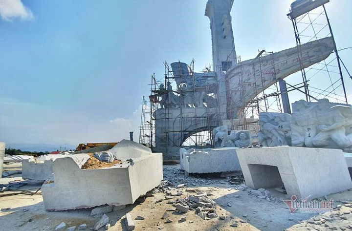 Huyện nghèo ở Quảng Nam san cả ngọn đồi, xây tượng đài 14 tỷ đồng - 11