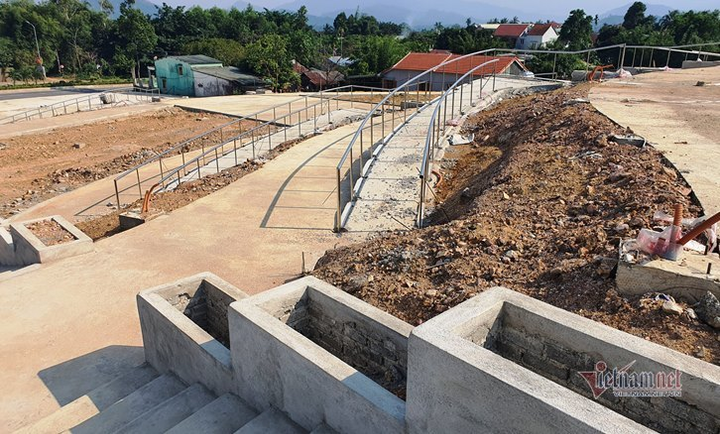 Huyện nghèo ở Quảng Nam san cả ngọn đồi, xây tượng đài 14 tỷ đồng - 7