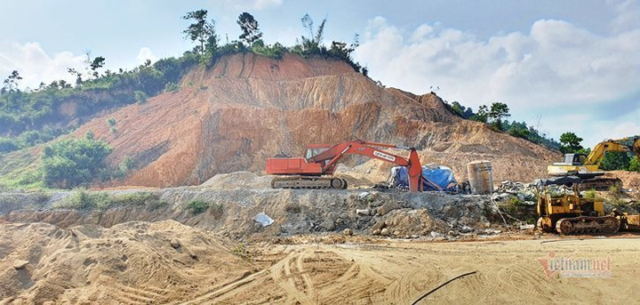 Huyện nghèo ở Quảng Nam san cả ngọn đồi, xây tượng đài 14 tỷ đồng - 9