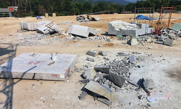 Huyện nghèo ở Quảng Nam san cả ngọn đồi, xây tượng đài 14 tỷ đồng - 14