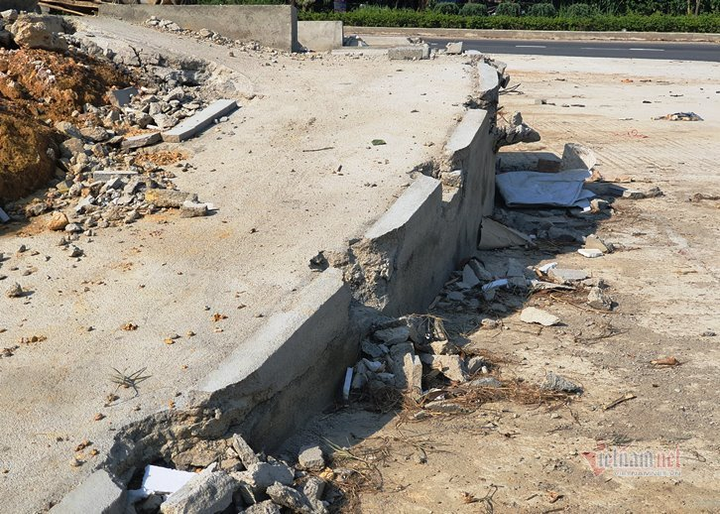 Huyện nghèo ở Quảng Nam san cả ngọn đồi, xây tượng đài 14 tỷ đồng - 13