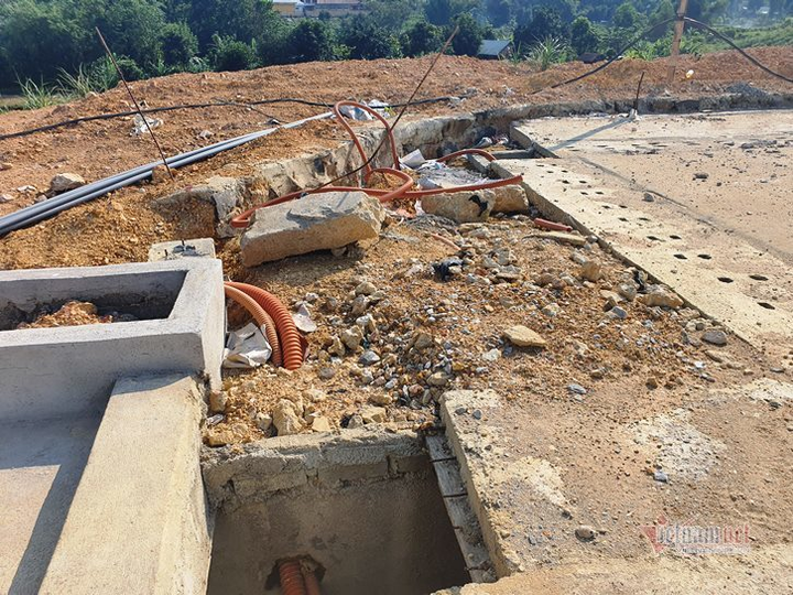 Huyện nghèo ở Quảng Nam san cả ngọn đồi, xây tượng đài 14 tỷ đồng - 16