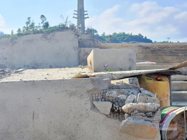 Huyện nghèo ở Quảng Nam san cả ngọn đồi, xây tượng đài 14 tỷ đồng - 18