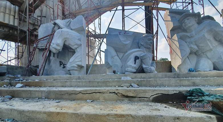 Huyện nghèo ở Quảng Nam san cả ngọn đồi, xây tượng đài 14 tỷ đồng - 17