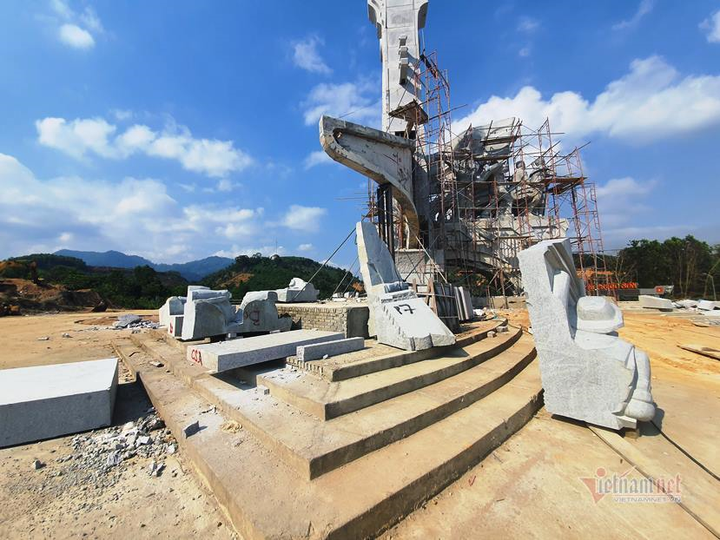 Huyện nghèo ở Quảng Nam san cả ngọn đồi, xây tượng đài 14 tỷ đồng - 15