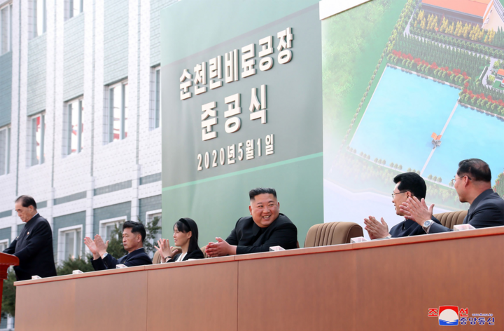 Ảnh: Ông Kim Jong-un xuất hiện trở lại giữa tiếng hò reo vang rền - 3