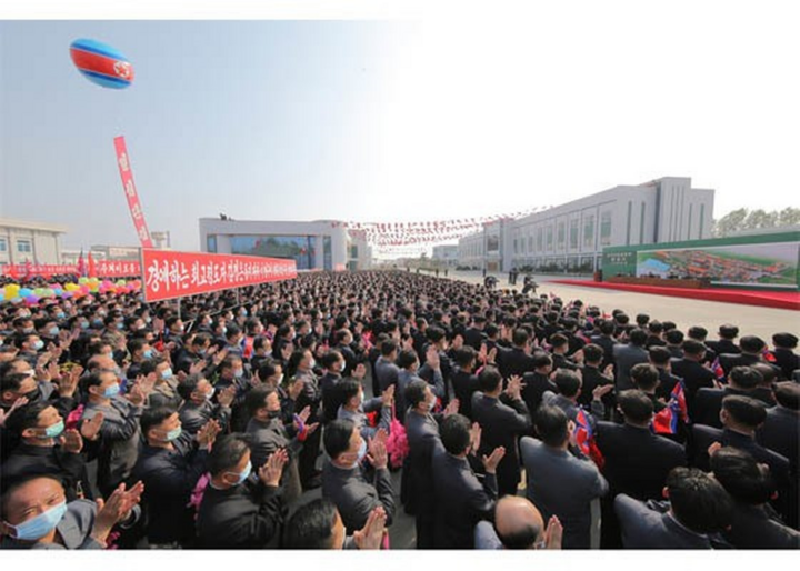 Ảnh: Ông Kim Jong-un xuất hiện trở lại giữa tiếng hò reo vang rền - 8