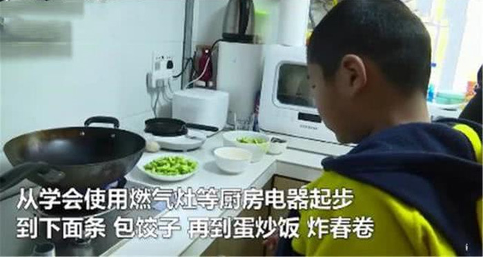 Bé trai 8 tuổi học nấu thành thục 30 món ăn trong 2 tháng nghỉ học COVID-19 - 1