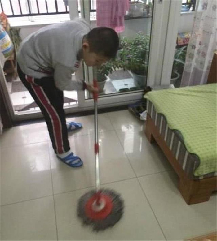 Bé trai 8 tuổi học nấu thành thục 30 món ăn trong 2 tháng nghỉ học COVID-19 - 2