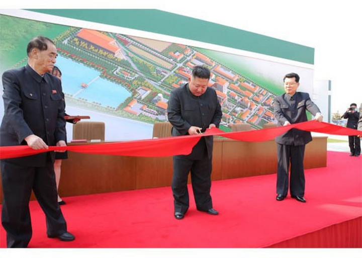 Ảnh: Ông Kim Jong-un xuất hiện trở lại giữa tiếng hò reo vang rền - 2