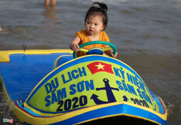 Biển Sầm Sơn khác lạ dịp nghỉ lễ 30/4-1/5 - 14