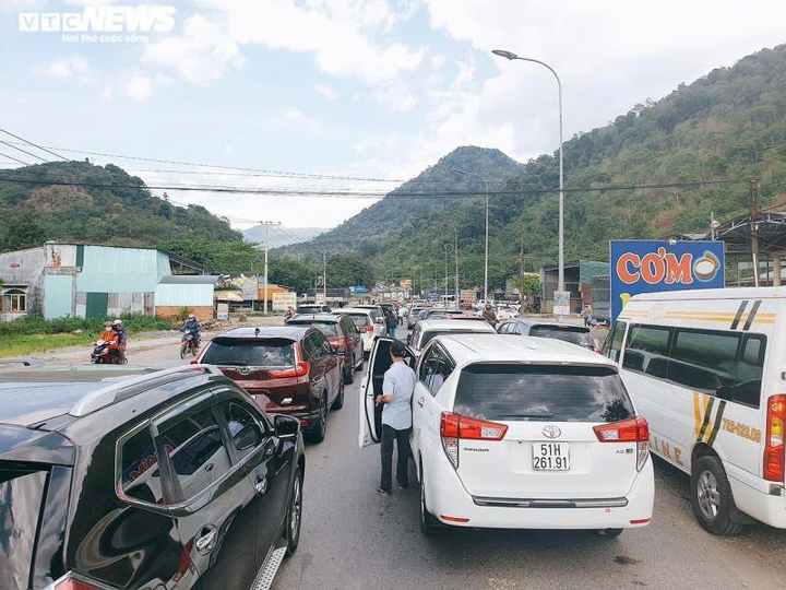 21 tiếng 'hành xác' đến Đà Lạt: Con khóc, vợ chồng gây gổ, nơm nớp lo COVID-19 - 1