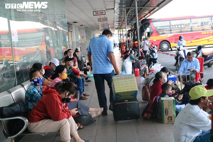 Người dân ùn ùn trở về sau kỳ nghỉ lễ, cửa ngõ Hà Nội, TP.HCM kẹt cứng - 1