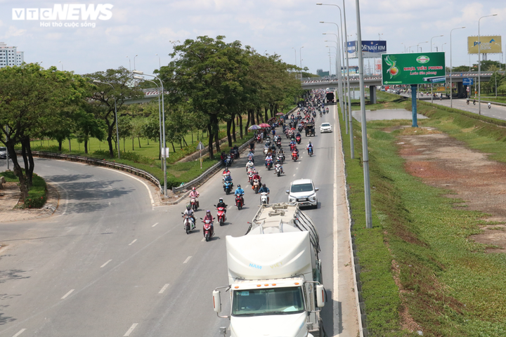 Người dân ùn ùn trở về sau kỳ nghỉ lễ, cửa ngõ Hà Nội, TP.HCM kẹt cứng - 3