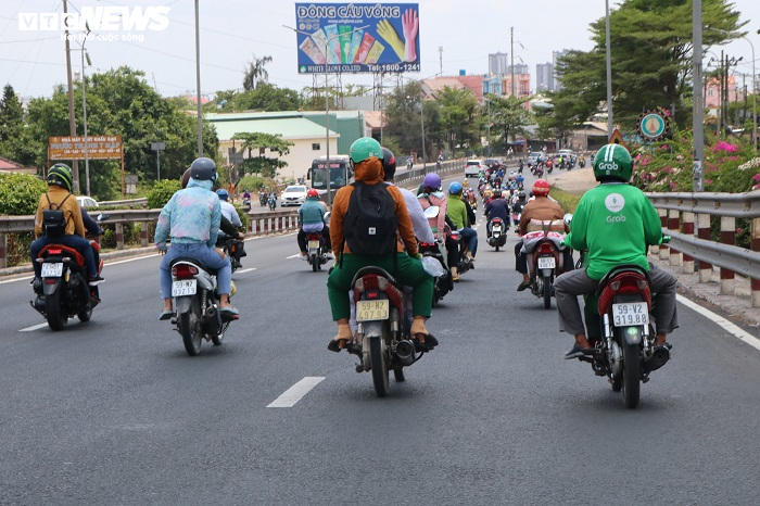 Người dân ùn ùn trở về sau kỳ nghỉ lễ, cửa ngõ Hà Nội, TP.HCM kẹt cứng - 4