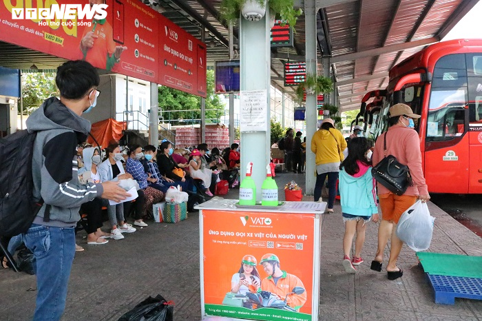 Người dân ùn ùn trở về sau kỳ nghỉ lễ, cửa ngõ Hà Nội, TP.HCM kẹt cứng - 2