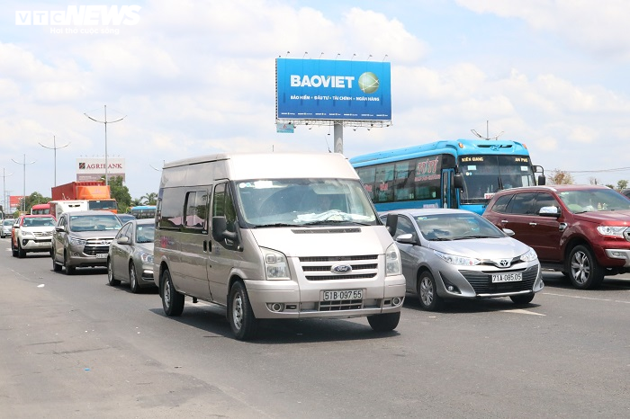 Người dân ùn ùn trở về sau kỳ nghỉ lễ, cửa ngõ Hà Nội, TP.HCM kẹt cứng - 9