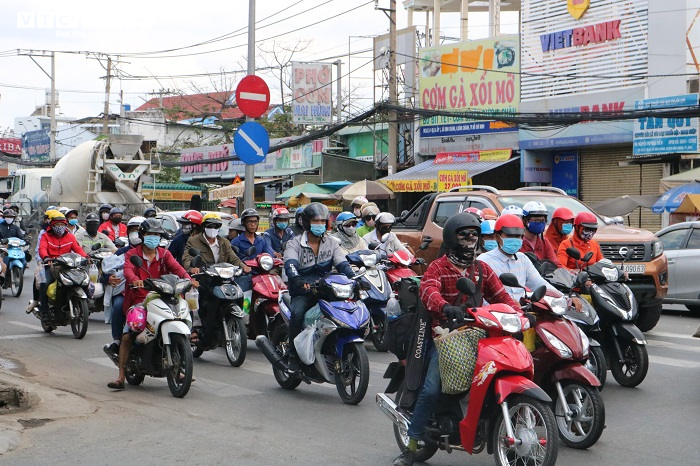 Người dân ùn ùn trở về sau kỳ nghỉ lễ, cửa ngõ Hà Nội, TP.HCM kẹt cứng - 5