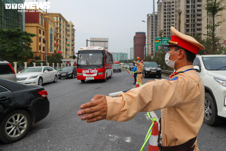 Ảnh: Người dân đổ về 3 bến xe lớn của Thủ đô ngày cuối cùng nghỉ lễ - 8