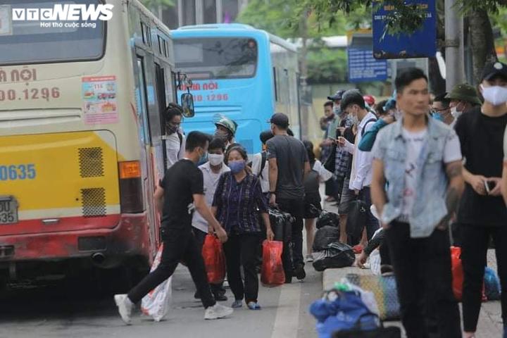 Ảnh: Người dân đổ về 3 bến xe lớn của Thủ đô ngày cuối cùng nghỉ lễ - 13