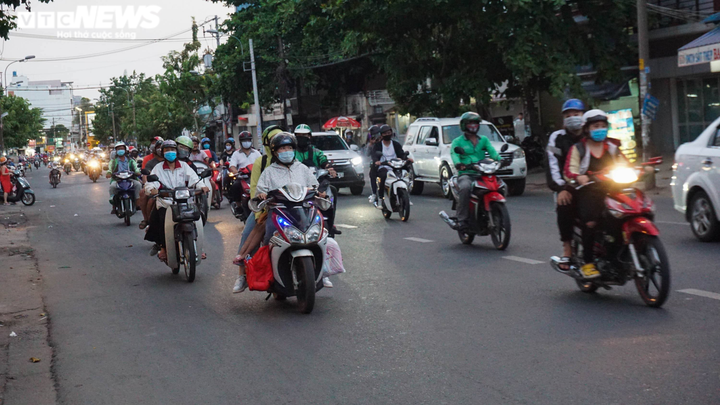 Trốn nắng, dòng người về TP.HCM vào buổi tối vẫn chôn chân ở phà Cát Lái - 2