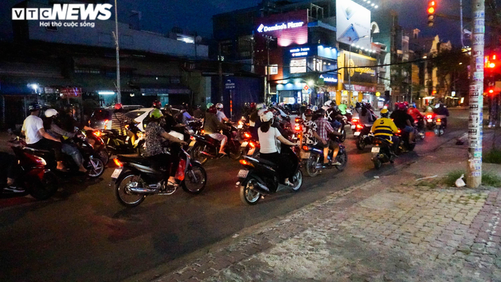 Trốn nắng, dòng người về TP.HCM vào buổi tối vẫn chôn chân ở phà Cát Lái - 3
