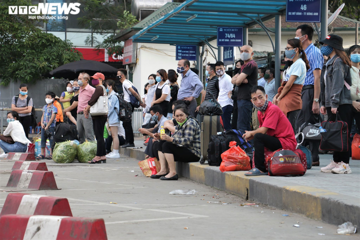 Ảnh: Người dân đổ về 3 bến xe lớn của Thủ đô ngày cuối cùng nghỉ lễ - 15