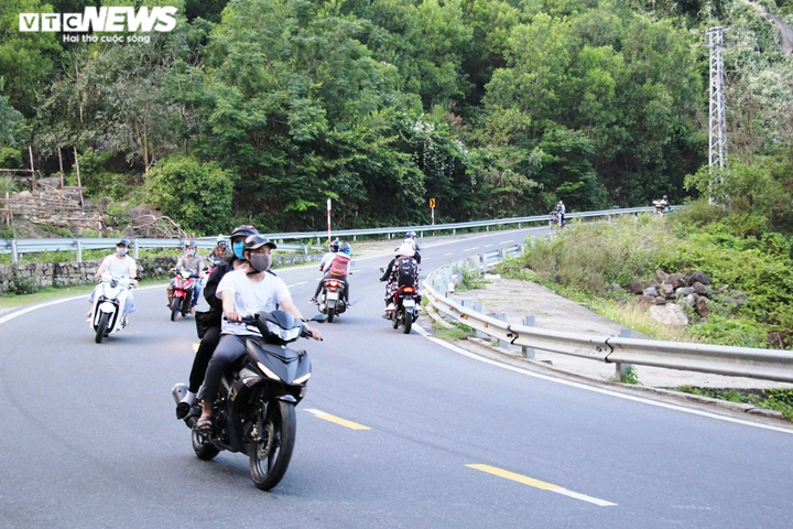 Xe máy nối đuôi vượt đèo Hải Vân vào Đà Nẵng trong khung cảnh tuyệt đẹp chiều tà - 1