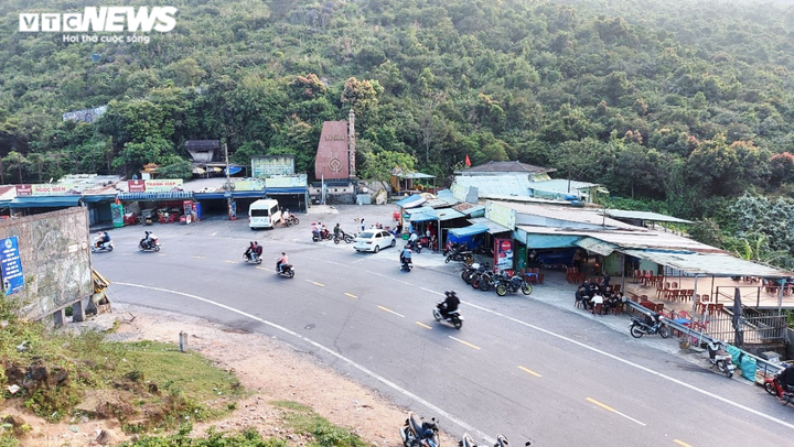 Xe máy nối đuôi vượt đèo Hải Vân vào Đà Nẵng trong khung cảnh tuyệt đẹp chiều tà - 4