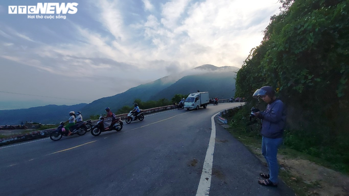 Xe máy nối đuôi vượt đèo Hải Vân vào Đà Nẵng trong khung cảnh tuyệt đẹp chiều tà - 2