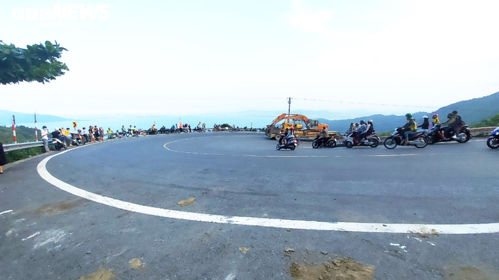 Xe máy nối đuôi vượt đèo Hải Vân vào Đà Nẵng trong khung cảnh tuyệt đẹp chiều tà - 6