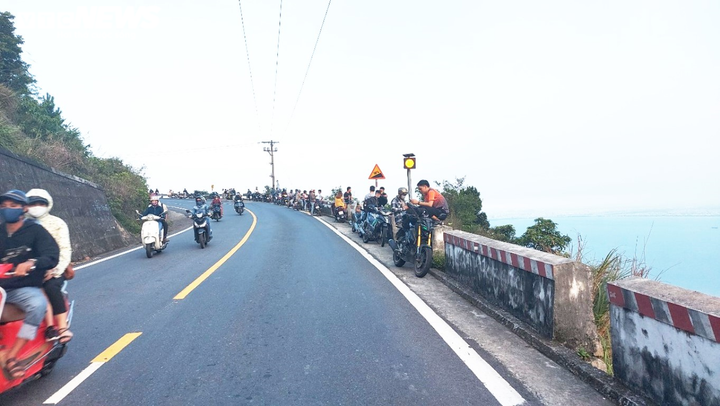Xe máy nối đuôi vượt đèo Hải Vân vào Đà Nẵng trong khung cảnh tuyệt đẹp chiều tà - 3