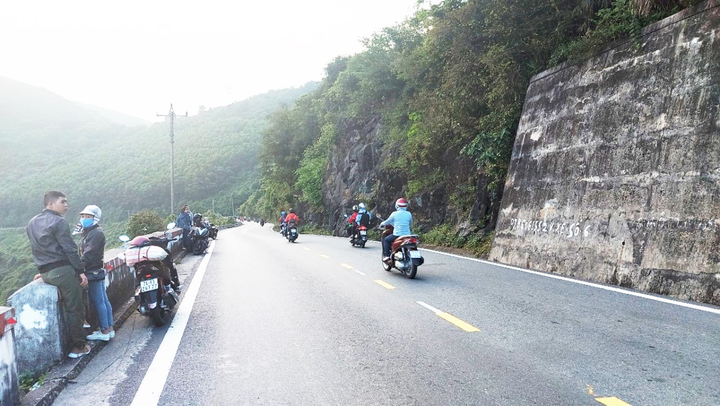 Xe máy nối đuôi vượt đèo Hải Vân vào Đà Nẵng trong khung cảnh tuyệt đẹp chiều tà - 7