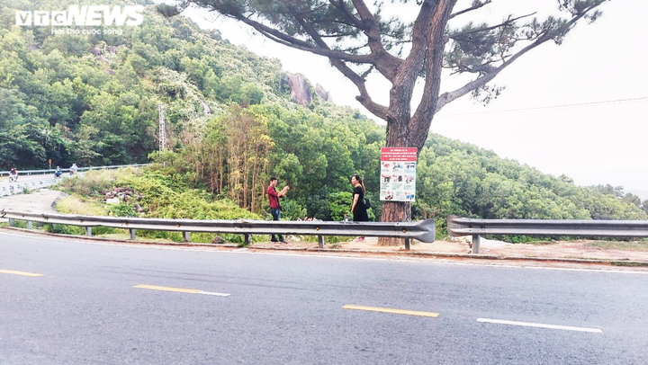 Xe máy nối đuôi vượt đèo Hải Vân vào Đà Nẵng trong khung cảnh tuyệt đẹp chiều tà - 8