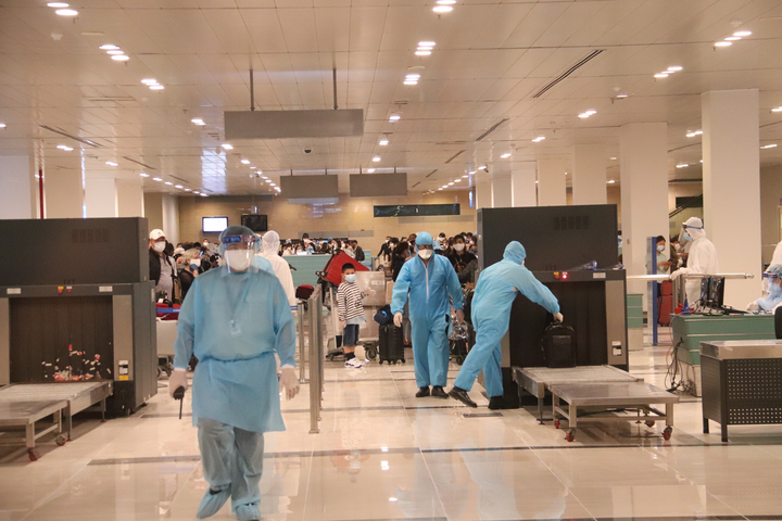 Ảnh: Gần 300 công dân Việt Nam trở về từ UAE được cách ly ở Bạc Liêu - 1
